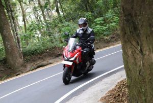 Tips Berkendara Motor Matik di Tanjakan dan Turunan