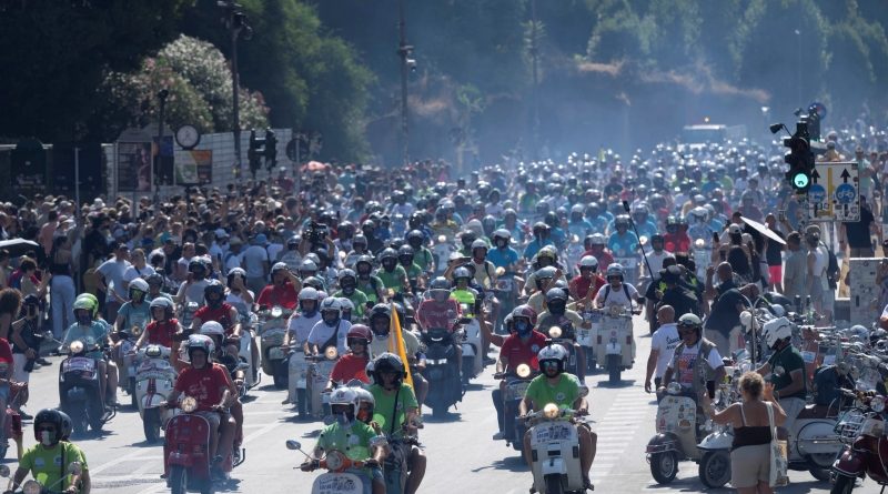 25.000 Bikers dari 67 Negara Rayakan Ulang Tahun ke-80 Vespa