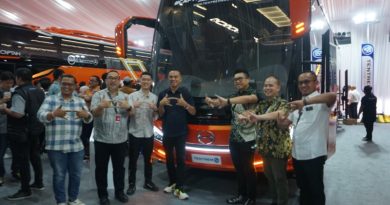Serah Terima Bus Hino Untuk Karoseri Adiputro dan Tentrem