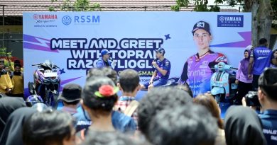 Pembalap Yamaha MotoGP Toprak Razgatlioglu Sapa Pelajar SMA Negeri 3 Mataram