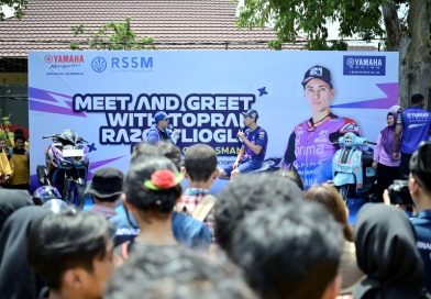 Pembalap Yamaha MotoGP Toprak Razgatlioglu Sapa Pelajar SMA Negeri 3 Mataram