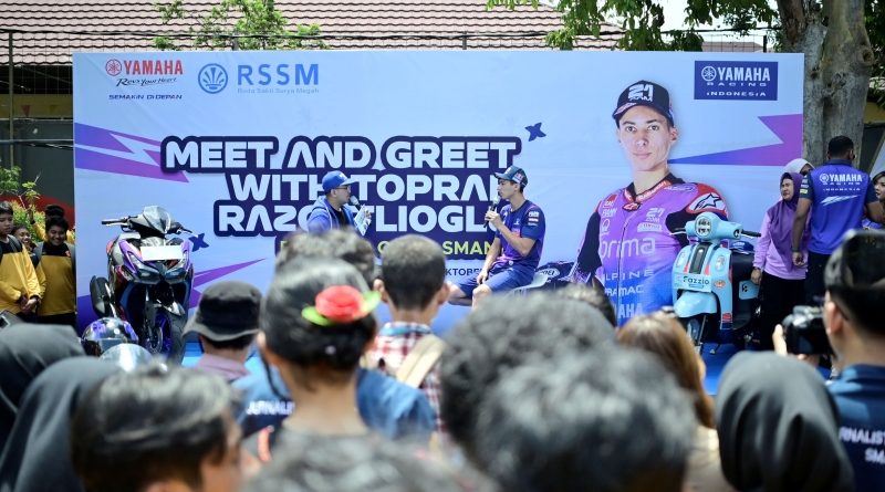 Pembalap Yamaha MotoGP Toprak Razgatlioglu Sapa Pelajar SMA Negeri 3 Mataram
